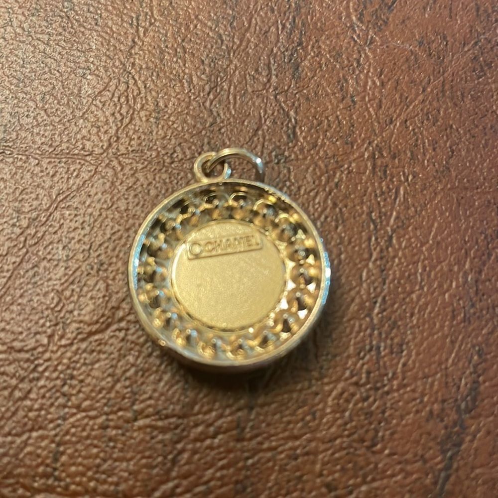 Chanel gold round pendant with fake diamonds around the CC - Picture 3 of 4